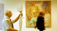 Momentaufnahme eines Besuchers in der Ausstellung eines LVR-Museums