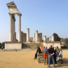 Das Foto zeigt Menschen, die vor einem nachgebauten römischen Tempel stehen