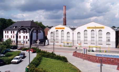 Foto: Blick auf eine ehemalige Fabrik, in der heute ein Museum eingerichtet ist