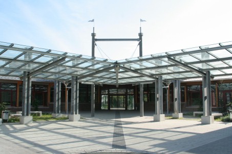 Eingangsbereich der LVR-Schule Linnicher Benden mit Glasvordach
