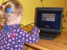 Ein kleines Mädchen spielt Memory am Rechner im Rahmen der Frühförderung. Foto: LVR