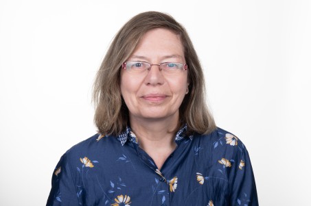 Portraitfoto von Ursula Holtmann-Schnieder.