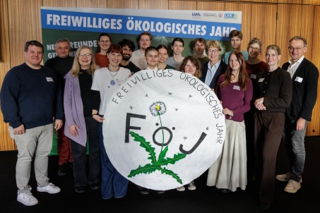 Große Gruppe mit selbsgemaltem FÖJ-Logo