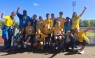 Eine Gruppe von Schüler*innen in Sportkleidung jubelt in die Kamera.