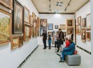 Foto: mehrere Besucher*innen betrachten Kunstwerke