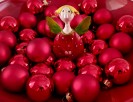 Foto: rote Weihnachtskugeln, mittendrin eine Figur mit gelben Haaren