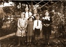 Schwarz-Weiss-Foto: Sieben Kinder aufgestellt mit Blick zur Kamera