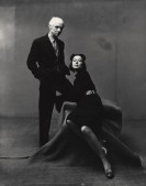 Foto in schwarz-weiß: Mann stehend hint sitzendr Frau
