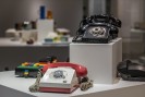 Foto: zwei alte Telefone aus Plastik auf Sockeln