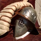 Helm und Schutzkleidung eines Gladiatoren
