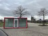 Gl&auml;serner Container am Rheinufer in K&ouml;ln-Deutz, den Dom sieht man im Hintergrund.