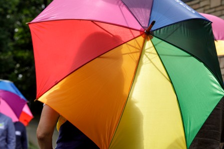 Schirm in Regenbogenfarben