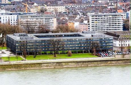 Blick von oben auf die Zentralverwaltung des LVR mit Hohenzollernbrücke, Rhein und Kölner Dom