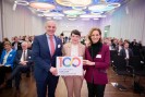 Man sieht drei Personen in formeller Kleidung, die ein Schild mit der Aufschrift "100 Ein Jahrhundert LWL und LVR Landesjugendämter" in den Händen halten.