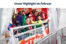 Eine Gruppe bunt kostümierter feiernder Menschen auf der LVR-Tribüne am Kölner Heumarkt bei den Schull- un Veedelszöch.
