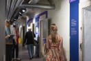Man sieht Besuchende in der Dauerausstellung der Gedenkstätte Brauweiler des LVR.