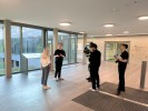 Ein Kamera-Team filmt einen jungen Mann in der Eingangshalle der LVR-Klinik Viersen.