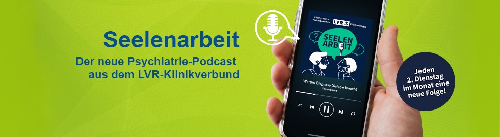 Eine Hand hält ein Handy, auf dem der Podcast Seelenarbeit abgespielt wird.