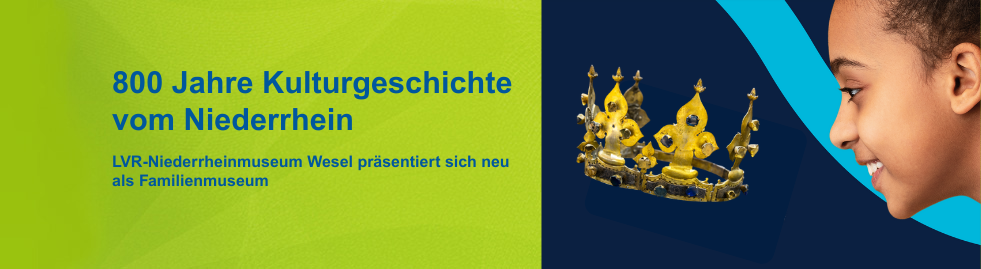 Der Kopf eines lächelnden Mädchens und eine Krone vor dunkelblauem Hintergrund. Links daneben steht auf hellgrünem Untergrund: 