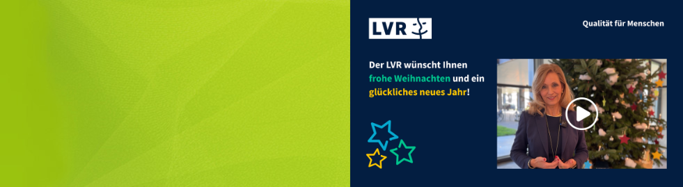 Ulrike Lubek steht vor einem geschmückten Weihnachtsbaum.