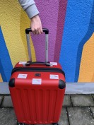Foto: ein Koffer vor bunter Wand
