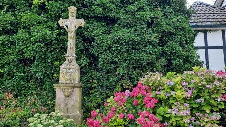 Wegekreuz mit Birke.
