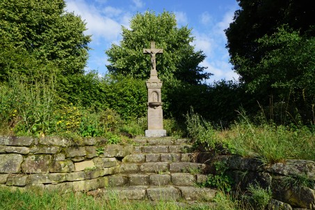 Wegekreuz mit Birke.
