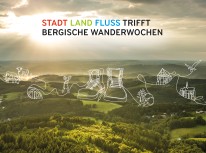 Foto einer Landschaft im Bergischen Land, darauf gezeichnete Wanderschuhe mit der Aufschrift "Stadt Land Fluss trifft Bergische Wanderwochen"
