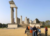 Das Foto zeigt Menschen, die vor einem nachgebauten römischen Tempel stehen