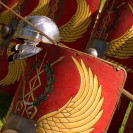 Das Foto zeigt nachgebaute römische Speere, Helme und Schilde