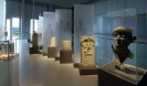 Foto: Blick in Ausstellung des LVR-RömerMuseums mit Skulpturen in Vitrinen.