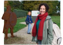 Titelfoto des kulturtouristischen Magazins Rheinland Reiseland mit zwei wandernden Frauen