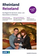 Magazintitel: Fünf Personen vor der Abtei Brauweiler machen ein Foto.