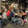 Familientag im LVR-Industriemuseum Solingen mit einem Besucher, der einen Rollstuhl fährt