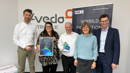 Gemeinschaftsfoto der &uuml;bergebenden Personen