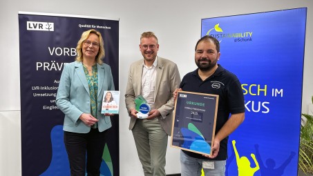 Gemeinschaftsfoto der &uuml;bergebenden Personen