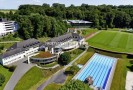Das Foto zeigt die Sportschule Hennef von oben mit Fußballfeld und Schwimmbecken.