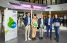 Fünf Personen schauen freundlich in die Kamera, zwei von ihnen halten jeweils einen Award und eine Urkunde in den Händen.