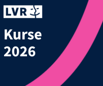 Der Text "Kurse 2025" in weißer Schrift auf dunkelblauem Hintergrund, darunter eine geschwungene Linie in grün.